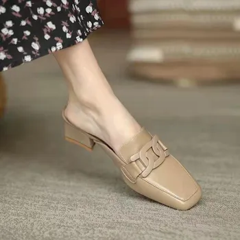 2023 Нови лоферы за почивка, женски Обикновена обувки в британски стил с метална катарама с квадратни пръсти, Малки Кожени обувки на среден ток