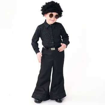 Детски дрехи за изяви на модния подиум в стил диско от 70-те с пайети