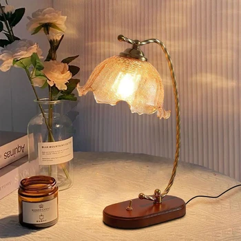 Светодиодна настолна лампа във френската спалня в стил ретро, декоративна настолна лампа от цветето стъкло за кабинет, домашен почивка, нощно настолна лампа в средновековната атмосфера